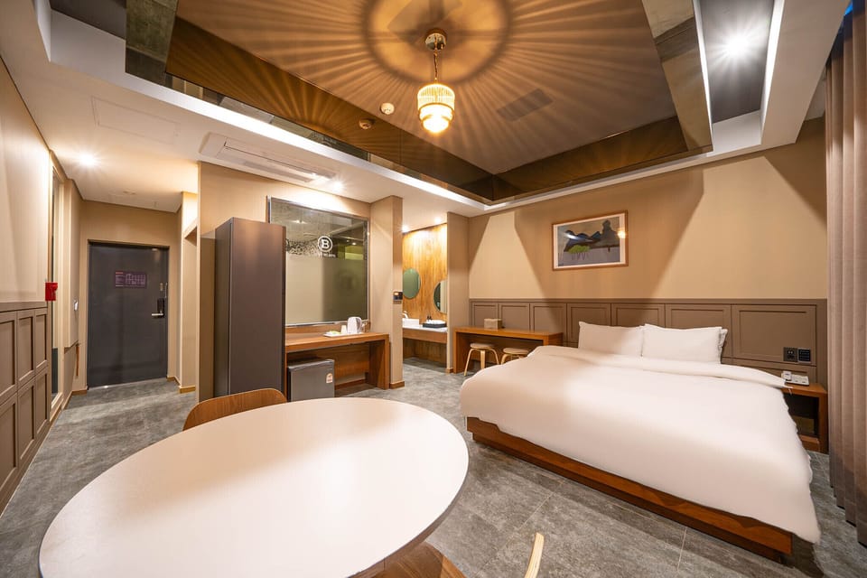 Premium Room | In-room safe, individually decorated, desk, soundproofing