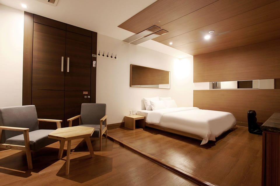 Premier Room | Blackout drapes, free WiFi, bed sheets