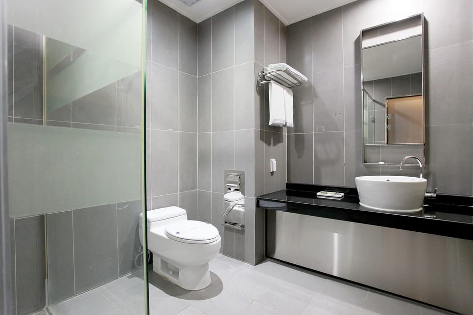 Deluxe Room | Bathroom | Combined shower/tub, free toiletries, bathrobes, slippers