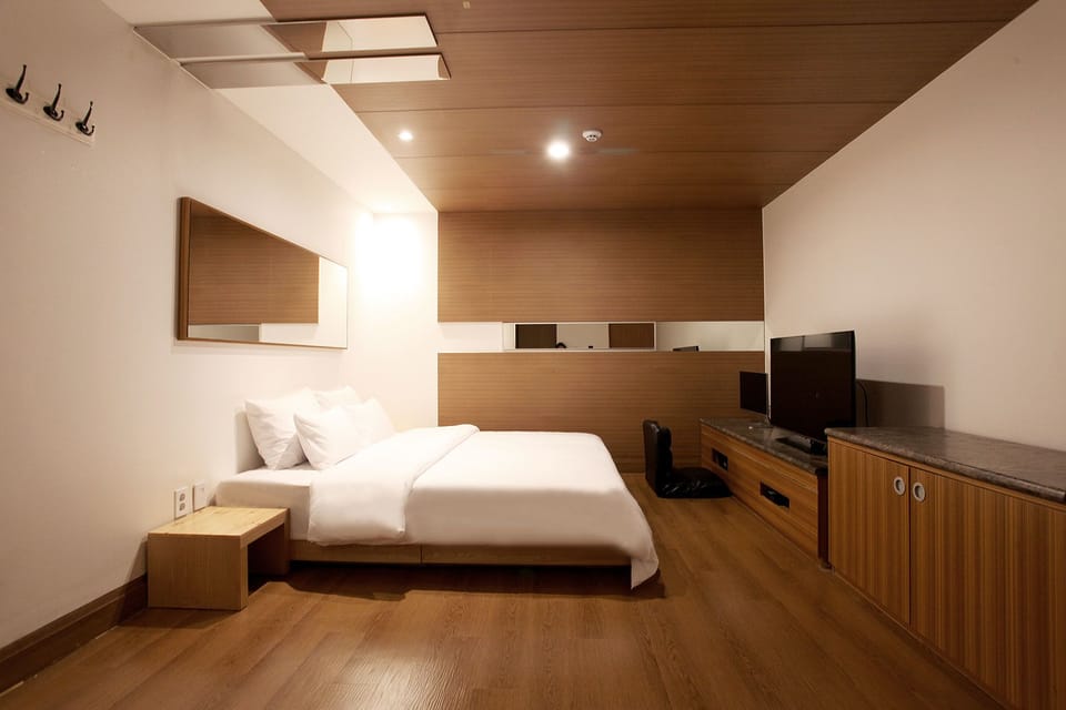 Premier Room | Blackout drapes, free WiFi, bed sheets