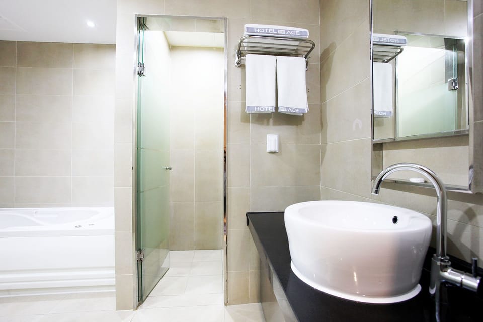 Twin Room | Bathroom | Combined shower/tub, free toiletries, bathrobes, slippers