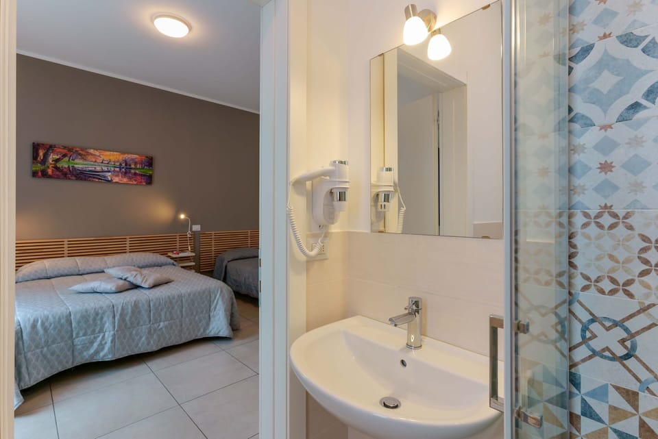 Triple Room | Bathroom | Shower, free toiletries, hair dryer, bidet