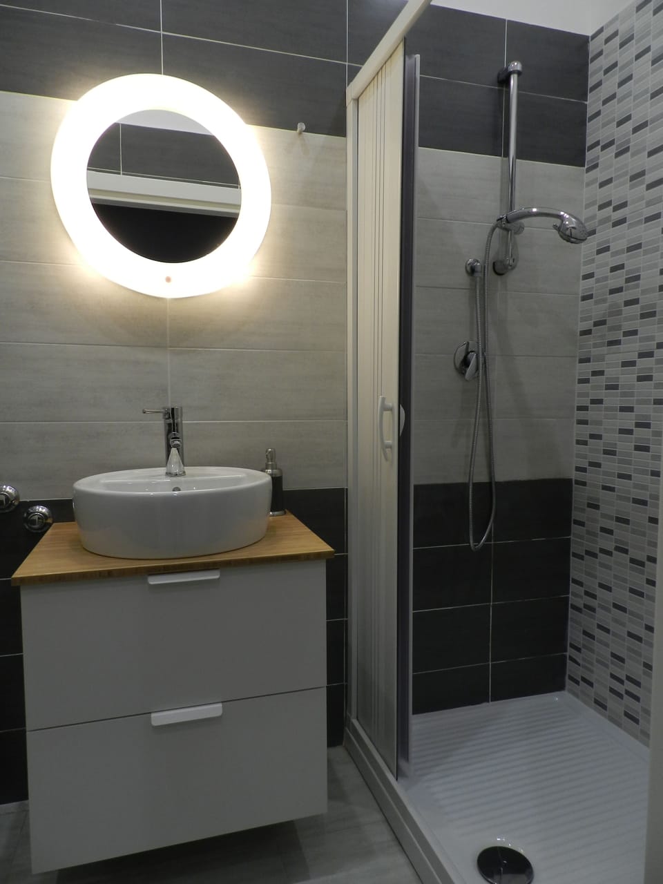 Family Quadruple Room, 1 Bedroom, Ensuite, City View | Bathroom | Shower, free toiletries, hair dryer, towels