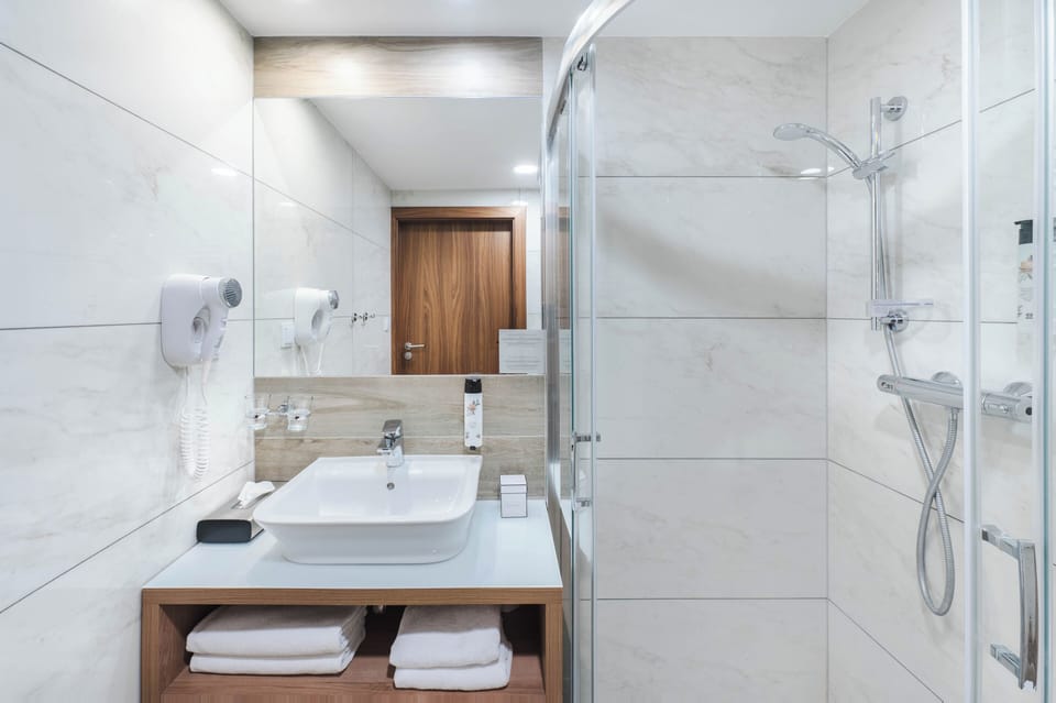 Shower, free toiletries, hair dryer, towels