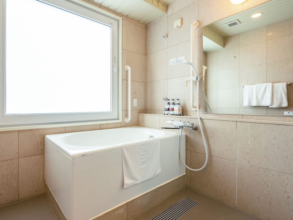 Combined shower/tub, free toiletries, slippers, electronic bidet