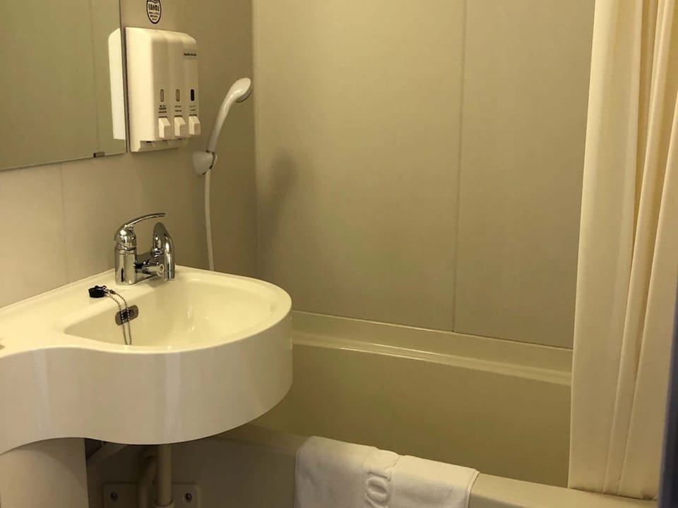 Combined shower/tub, slippers, electronic bidet, towels