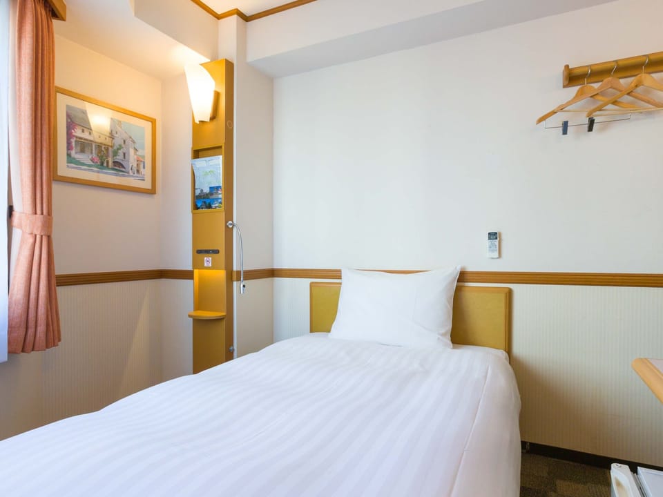 WiFi (free), bed sheets