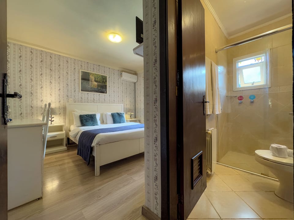 Deluxe Double Room | Minibar, desk, blackout drapes, rollaway beds