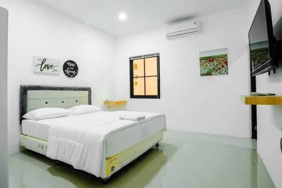 Deluxe Room, 1 Queen Bed | Desk, iron/ironing board, free WiFi, bed sheets