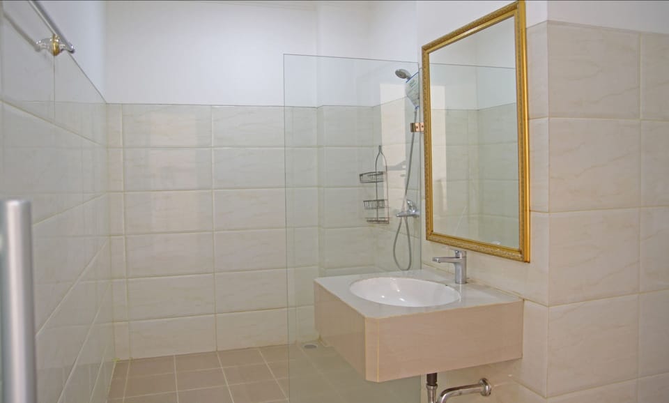 Superior Room, 1 King Bed | Bathroom | Shower, towels
