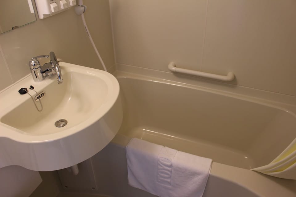Combined shower/tub, deep soaking tub, hair dryer, slippers