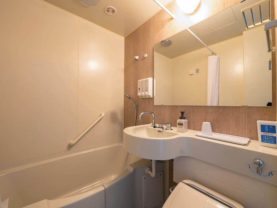 Combined shower/tub, deep soaking tub, free toiletries, hair dryer