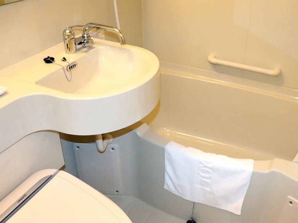 Combined shower/tub, slippers, electronic bidet, towels