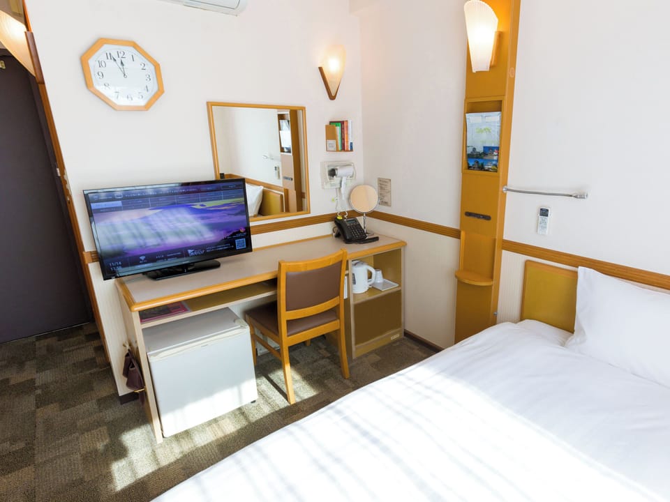 Desk, free wired internet, bed sheets