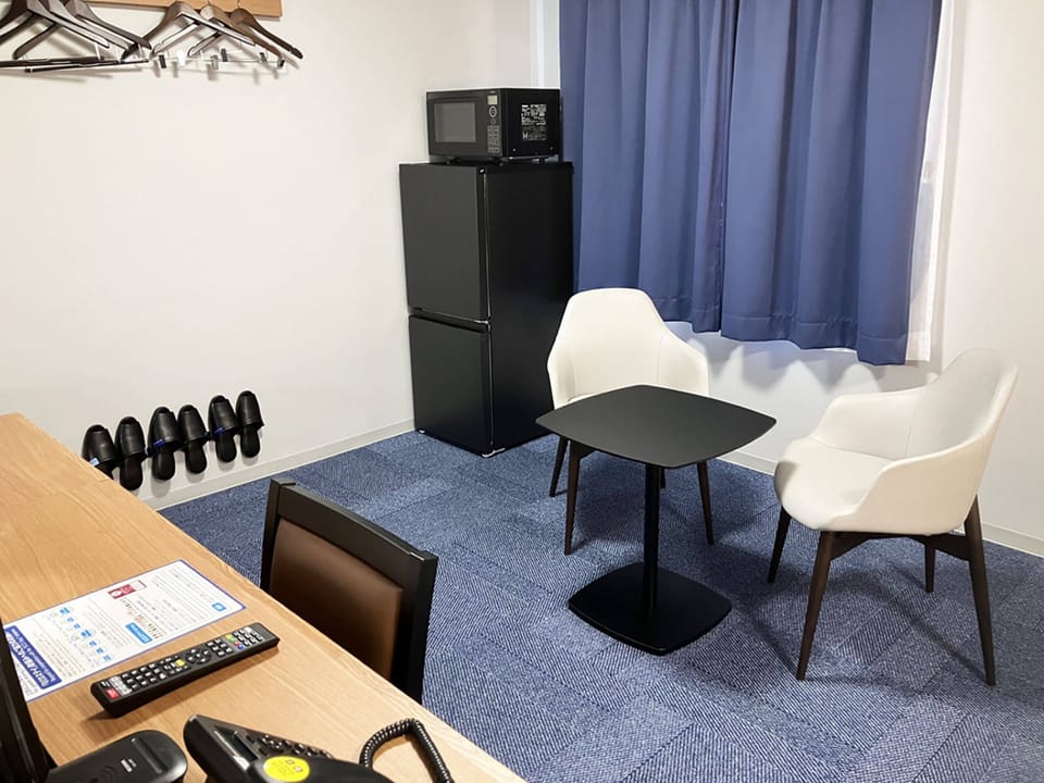 Standard Triple Room, Non Smoking | Desk, blackout drapes, WiFi (free)