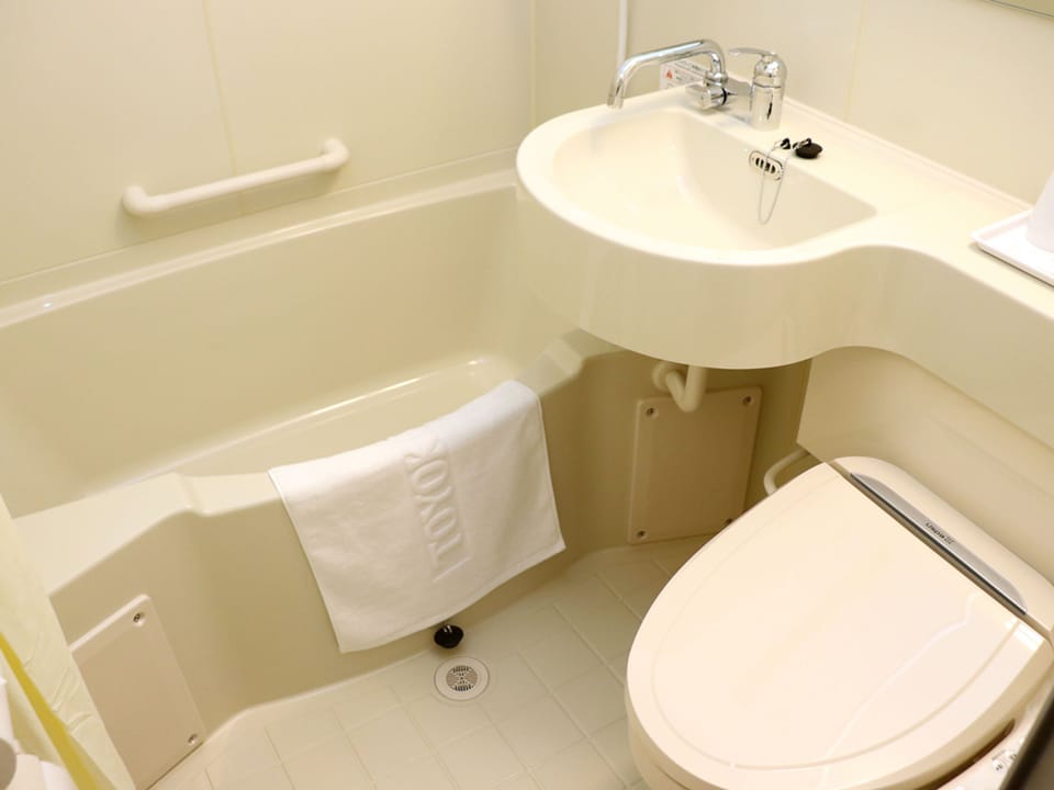 Combined shower/tub, deep soaking tub, slippers, electronic bidet