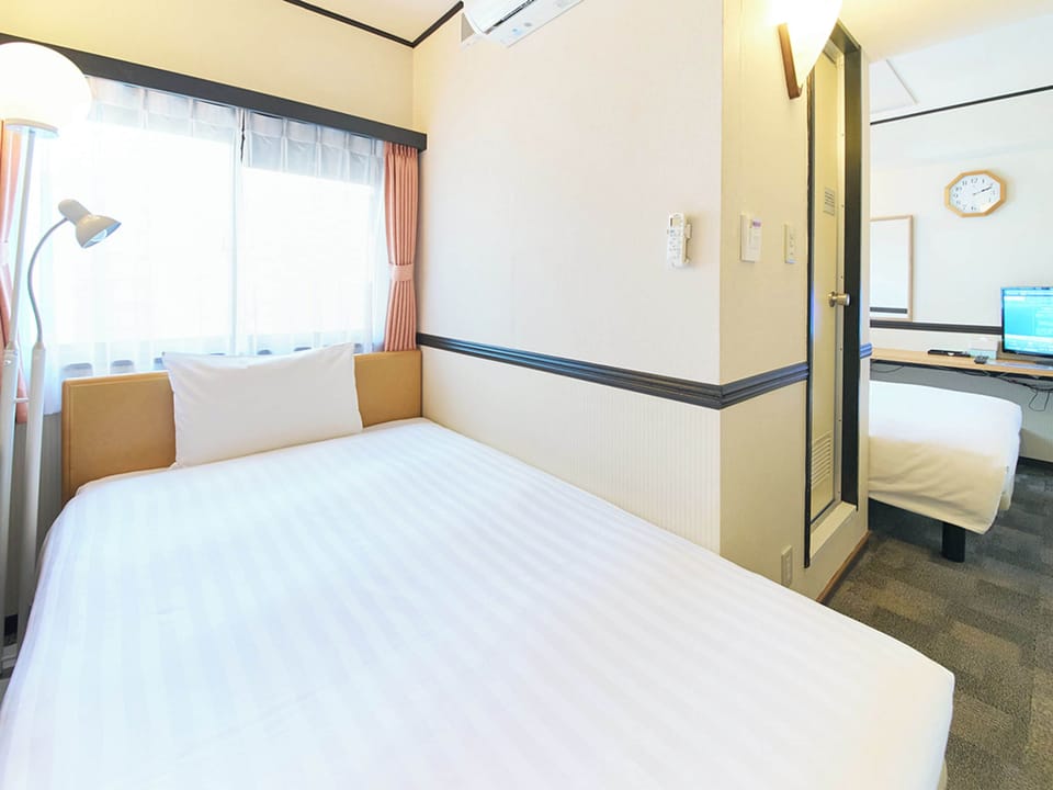Desk, free WiFi, bed sheets
