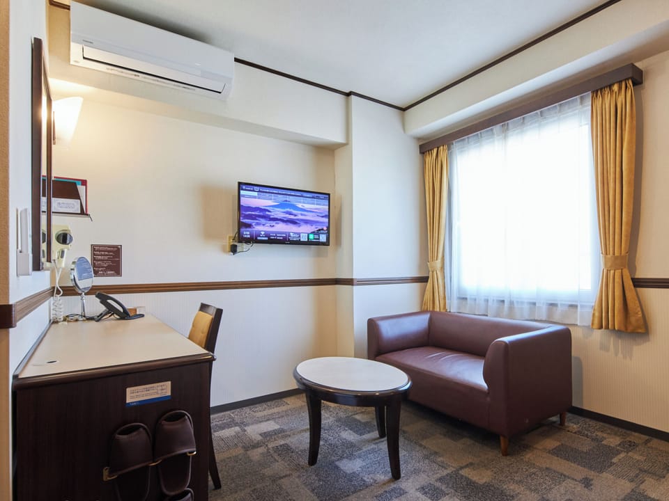 Deluxe Twin Room, Non Smoking | Desk, free WiFi, bed sheets
