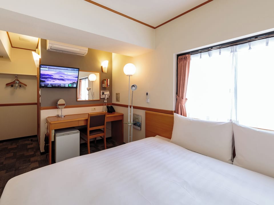 Desk, WiFi, bed sheets