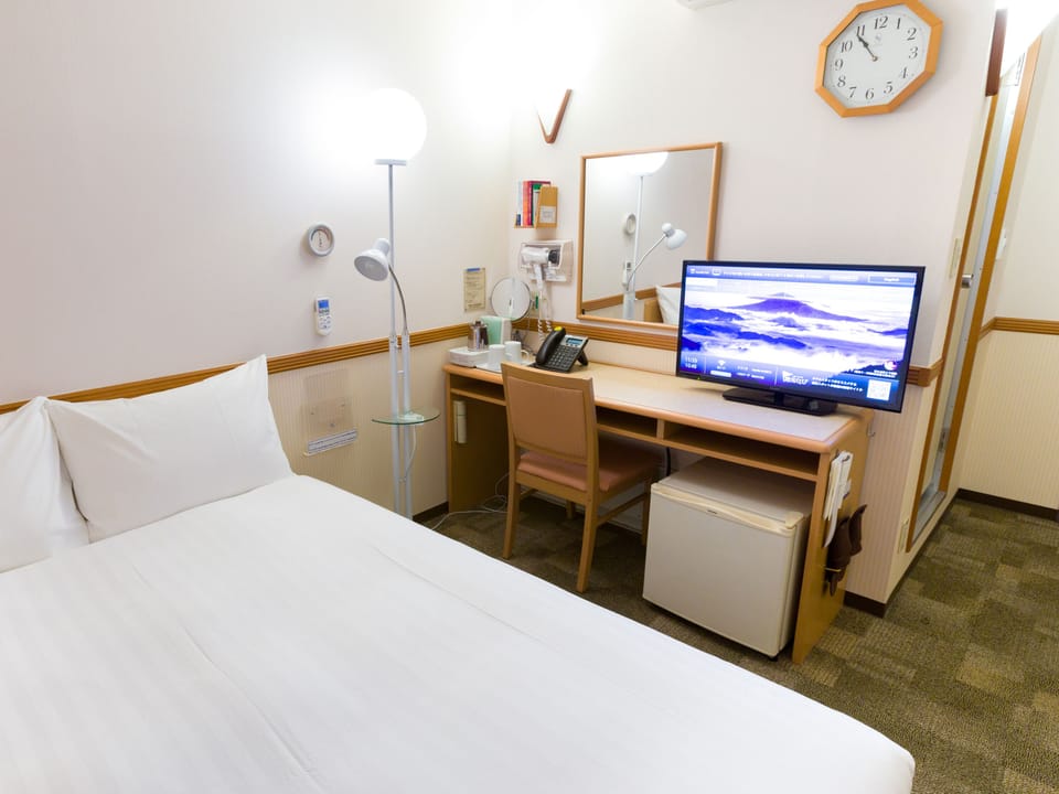 Desk, WiFi, bed sheets