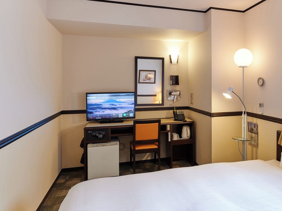 Desk, laptop workspace, WiFi (free), bed sheets