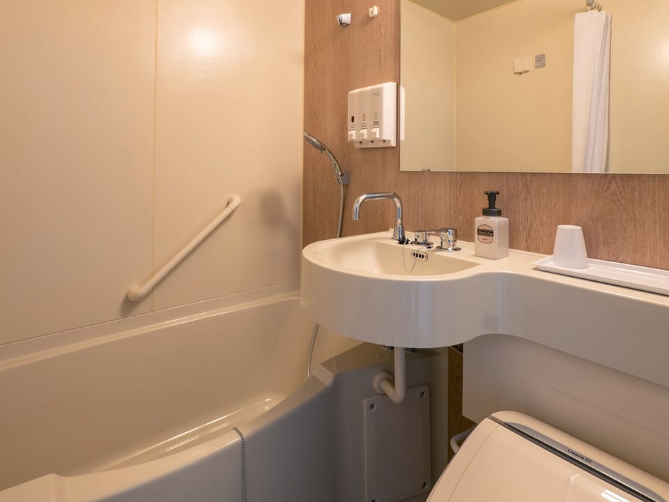 Combined shower/tub, slippers, bidet, towels