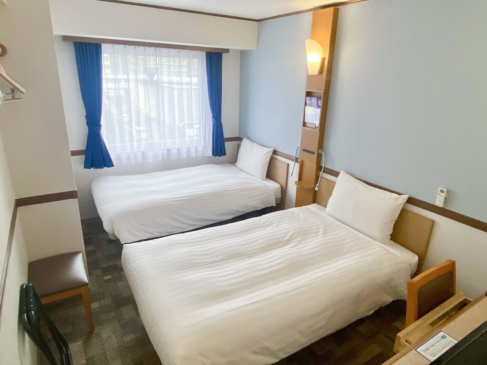 Desk, blackout drapes, WiFi, bed sheets