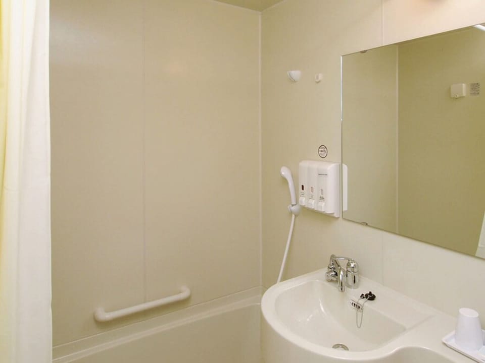 Combined shower/tub, slippers, electronic bidet, towels