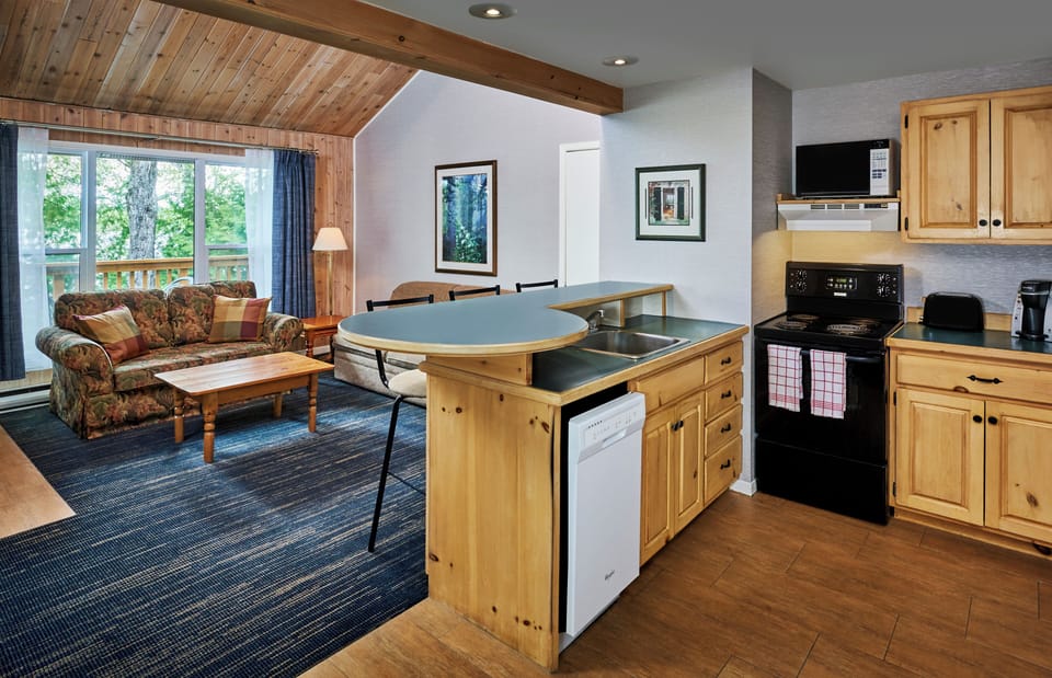 Glen Eagle Suite  | Living area | 20-inch flat-screen TV with satellite channels, table tennis