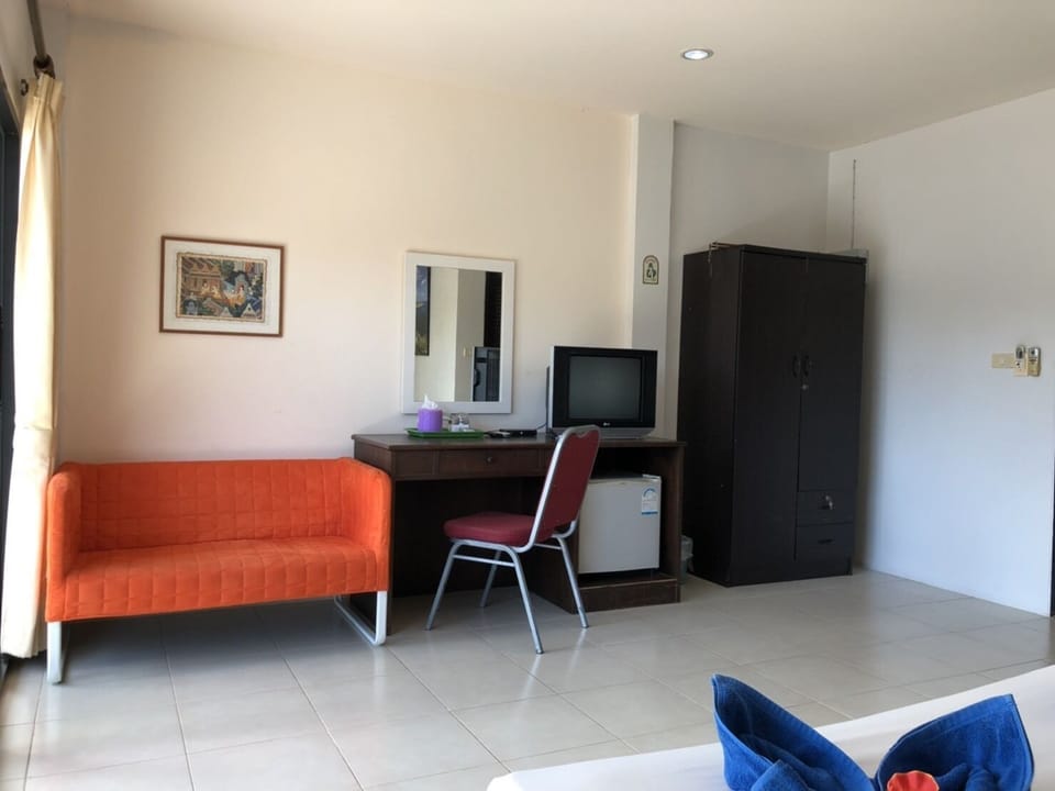 Standard Room, Air Conditioned | Living area