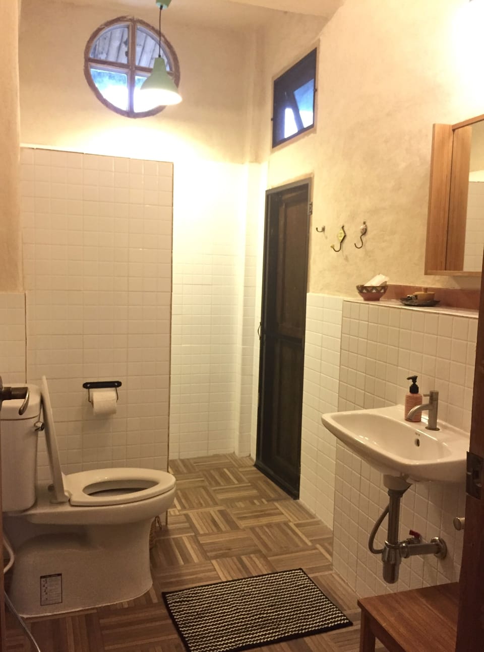 Twin Room | Bathroom | Shower, free toiletries, hair dryer, slippers