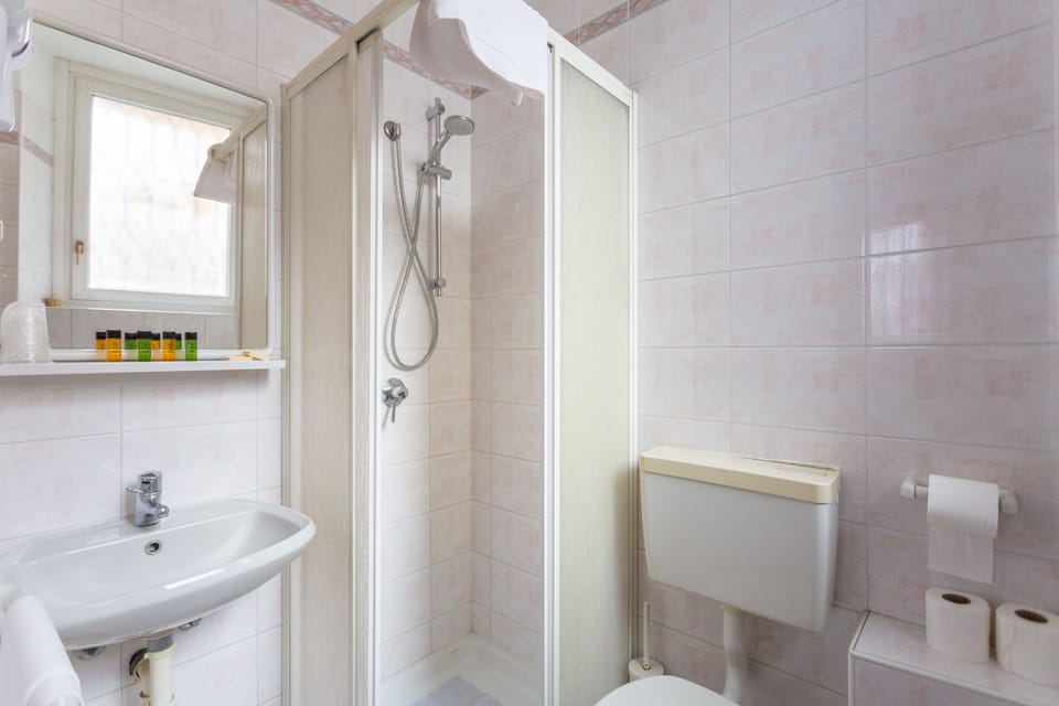 Superior Double Room (extra bed) | Bathroom | Shower, free toiletries, hair dryer, slippers