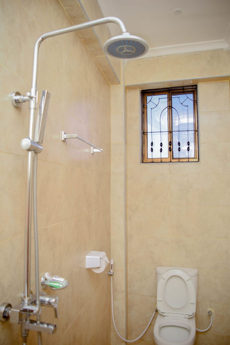 Shower, rainfall showerhead, free toiletries, hair dryer