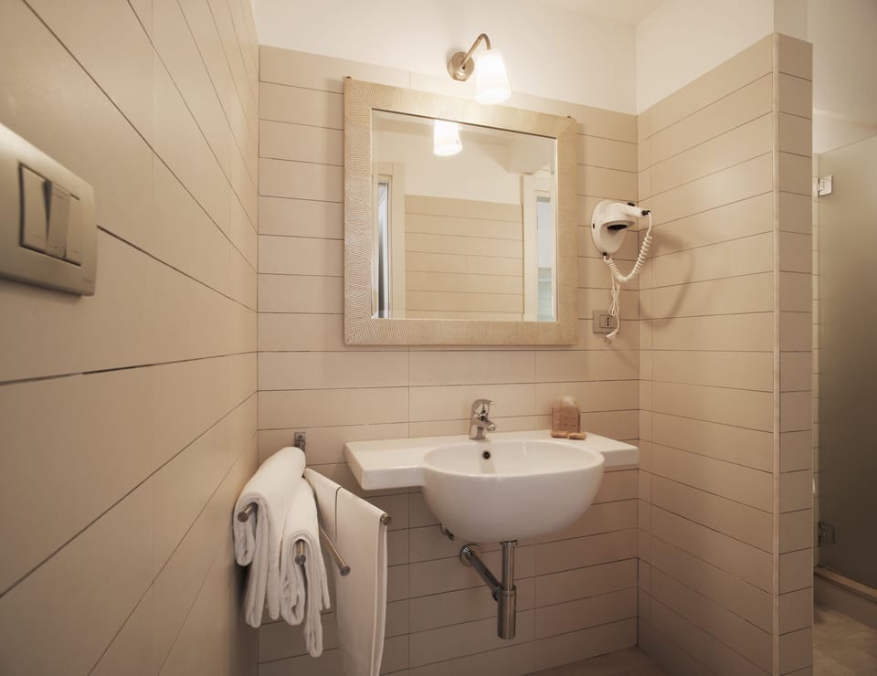 Shower, rainfall showerhead, free toiletries, hair dryer
