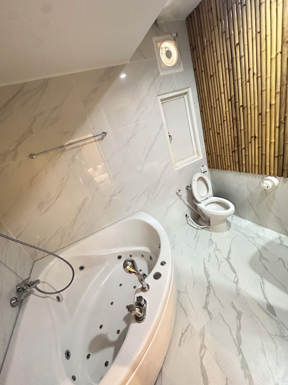 Combined shower/tub, deep soaking tub, free toiletries, towels