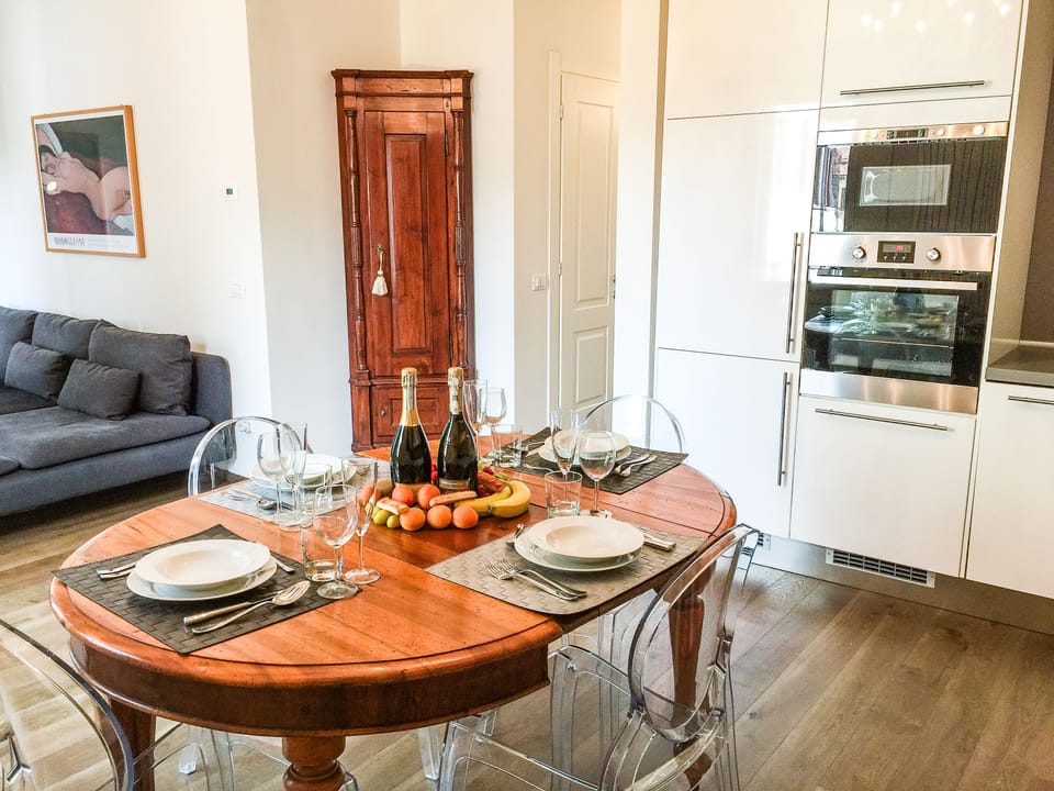 Family Apartment, 3 Bedrooms, Annex Building | Living room | Flat-screen TV