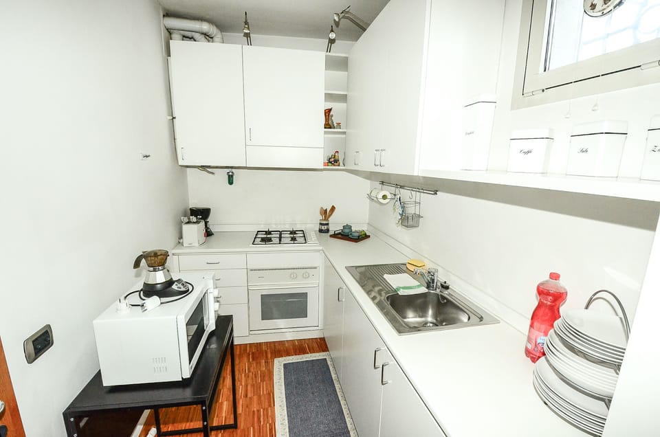 Romantic Studio Suite | Private kitchen | Fridge, microwave, oven, stovetop