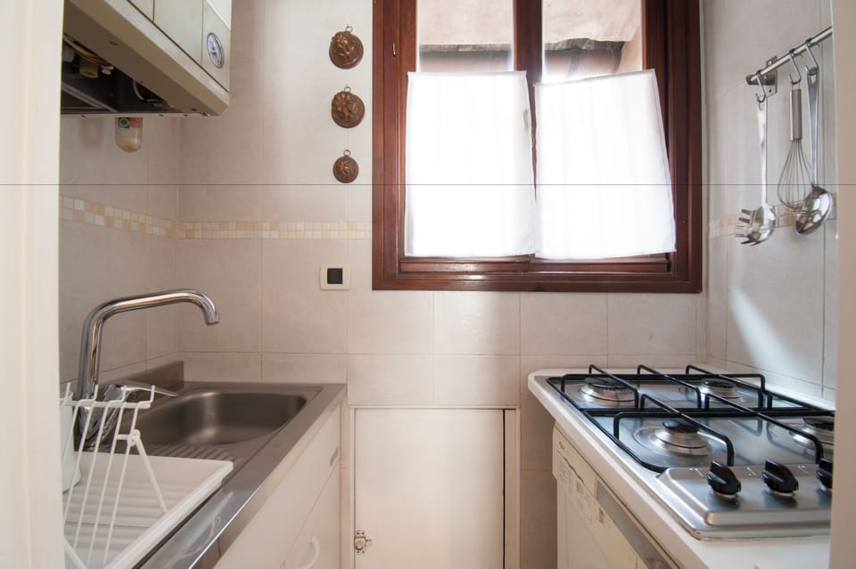 Classic Apartment | Private kitchenette | Fridge, microwave, stovetop, coffee/tea maker