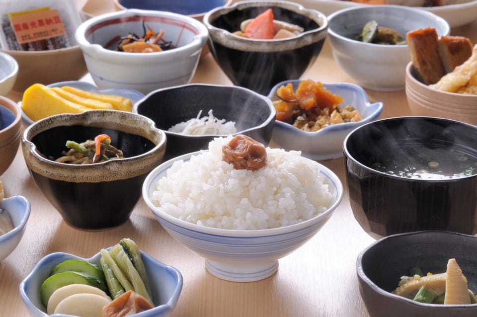 2 restaurants; breakfast, lunch, and dinner served