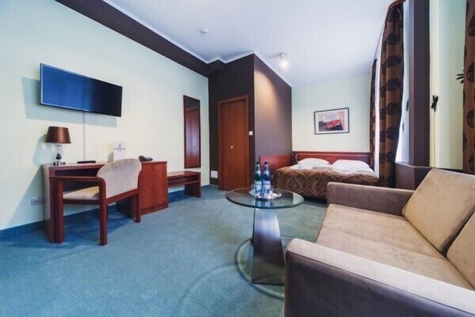 Suite | Iron/ironing board, free cribs/infant beds, rollaway beds, free WiFi