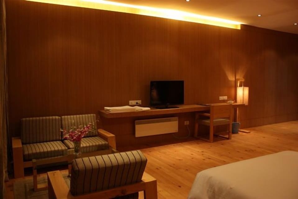 Deluxe Double or Twin Room, 1 Bedroom | Rollaway beds (surcharge), WiFi (free)