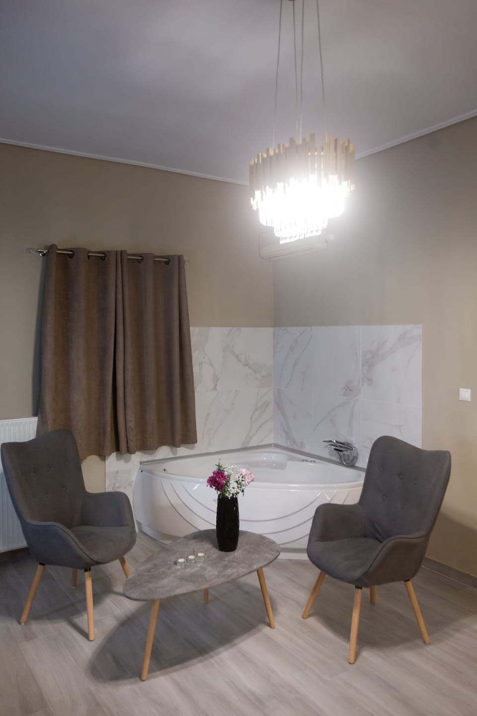 Suite, Hot Tub | In-room safe, soundproofing, iron/ironing board, WiFi