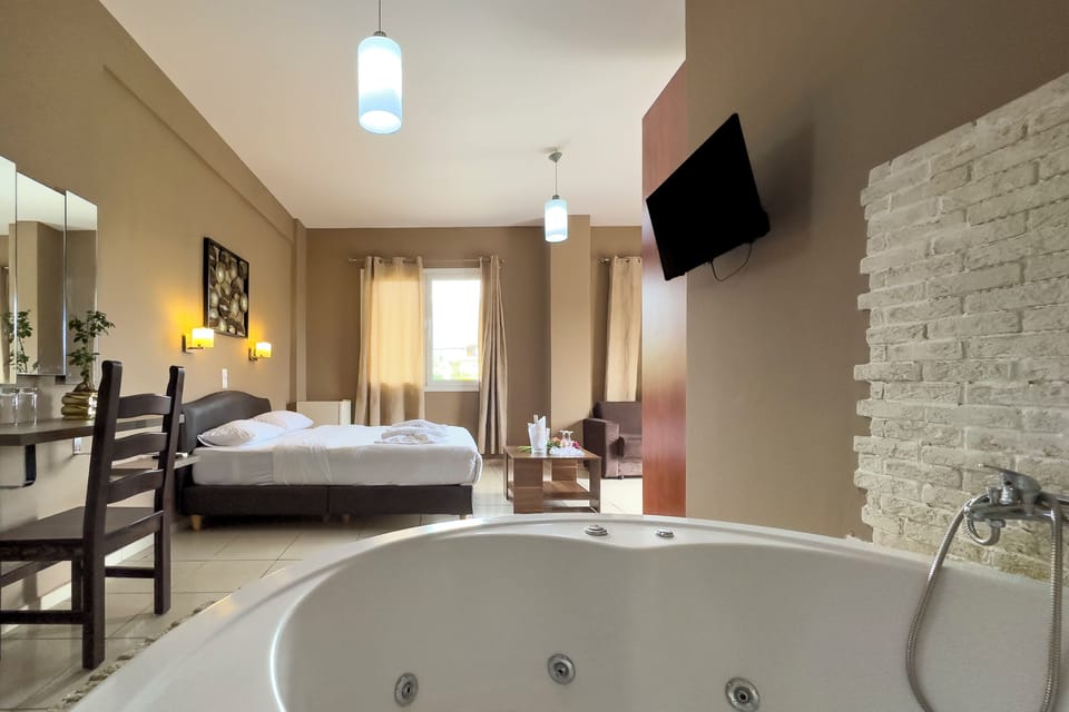 Suite, Hot Tub | In-room safe, soundproofing, iron/ironing board, WiFi