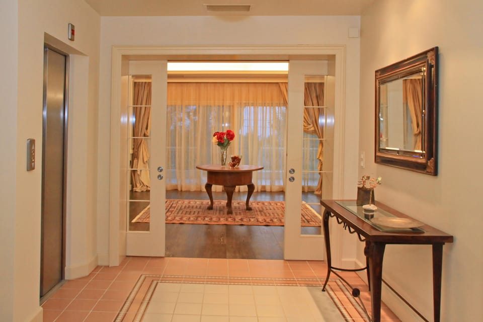 Executive Villa, 6 Bedrooms, Mountain View | Living area | 36-inch flat-screen TV with satellite channels, TV, fireplace
