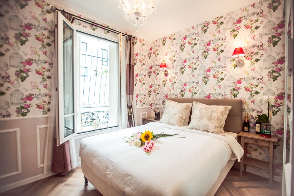 Deluxe Suite, 1 Bedroom, Private Bathroom | 1 bedroom, premium bedding, minibar, in-room safe