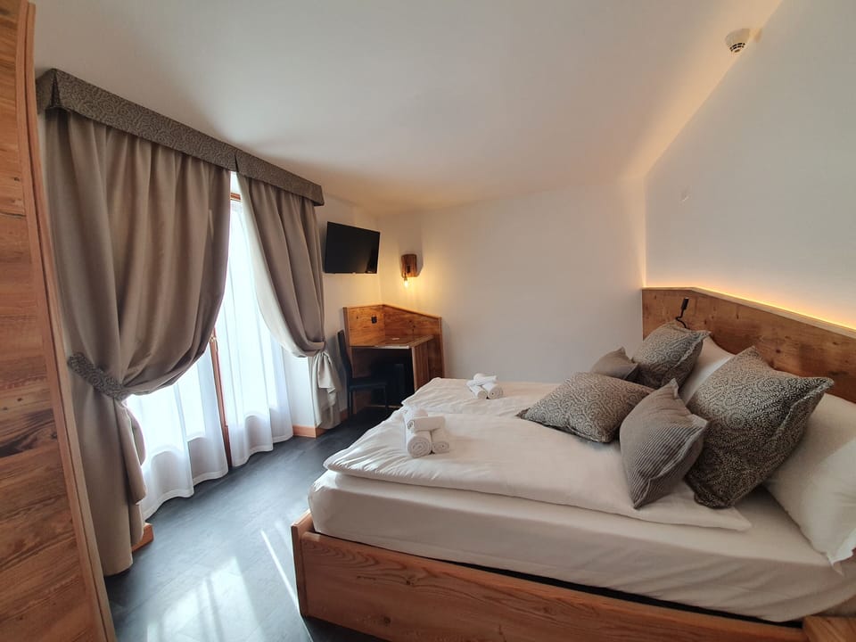 Deluxe Triple Room | In-room safe, desk, cribs/infant beds, bed sheets