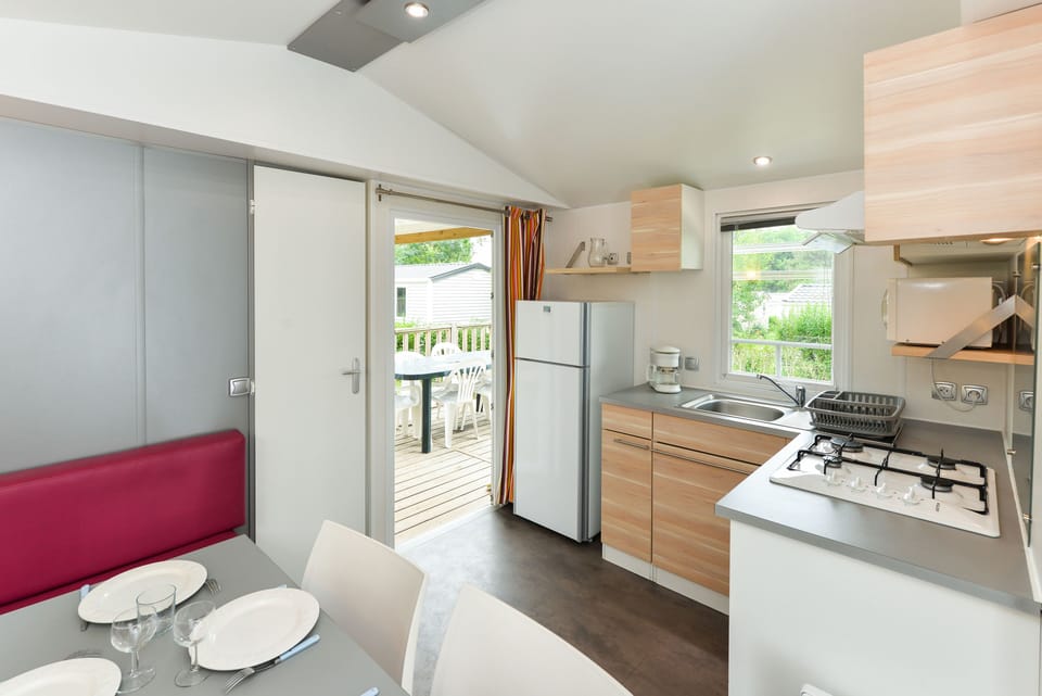 Comfort Mobile Home (Arthur ) | Private kitchen | Fridge, microwave, cookware/dishes/utensils