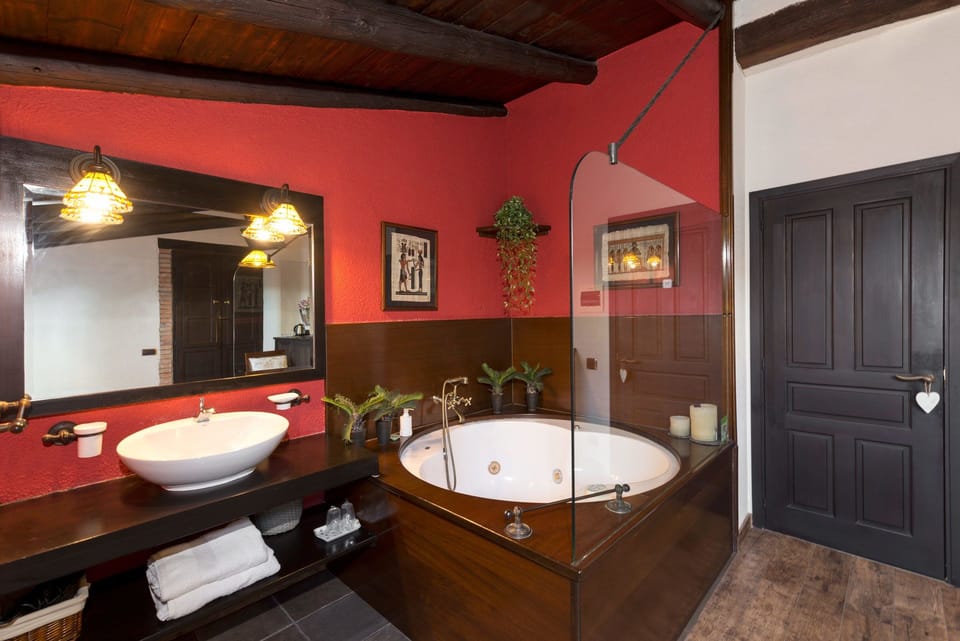 Exclusive Double Room, Jetted Tub (Solarium privat (Constanza) | Bathroom | Free toiletries, hair dryer, towels
