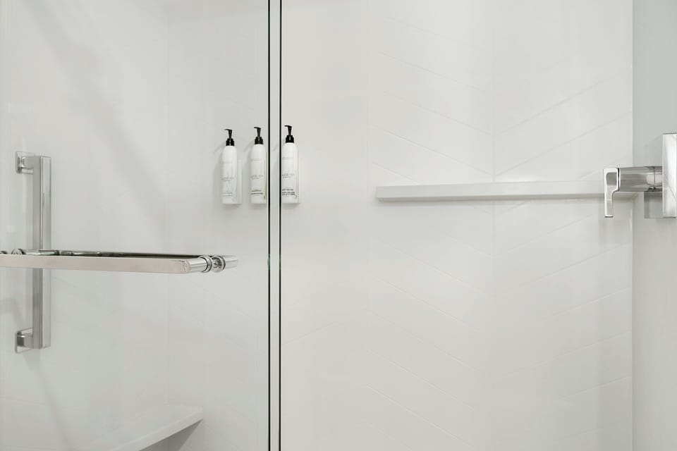 Combined shower/tub, hair dryer, towels