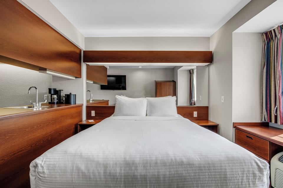 Standard Studio Suite, 1 Queen Bed | Premium bedding, desk, laptop workspace, blackout drapes
